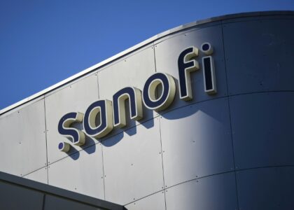 Logo di Sanofi e vaccino Fluad