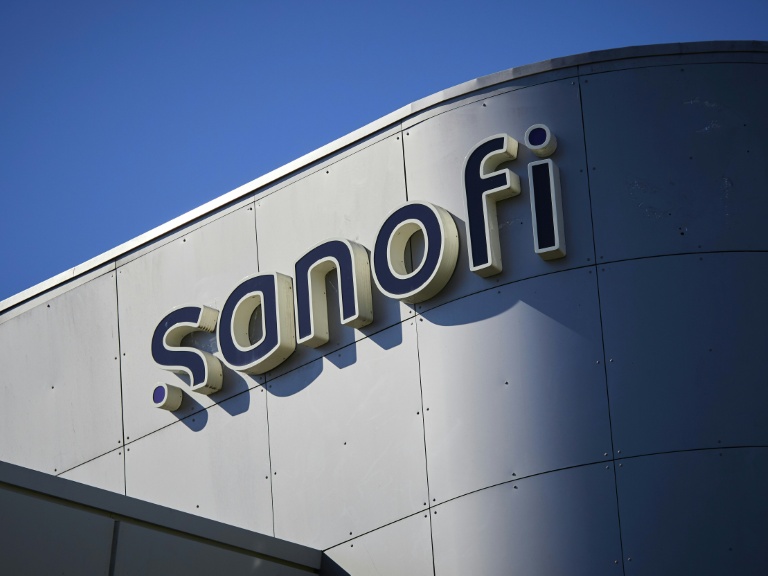 Logo di Sanofi e vaccino Fluad