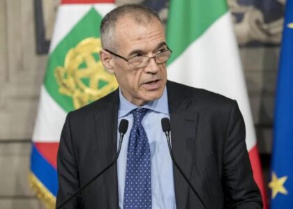 Carlo Cottarelli durante un'intervista