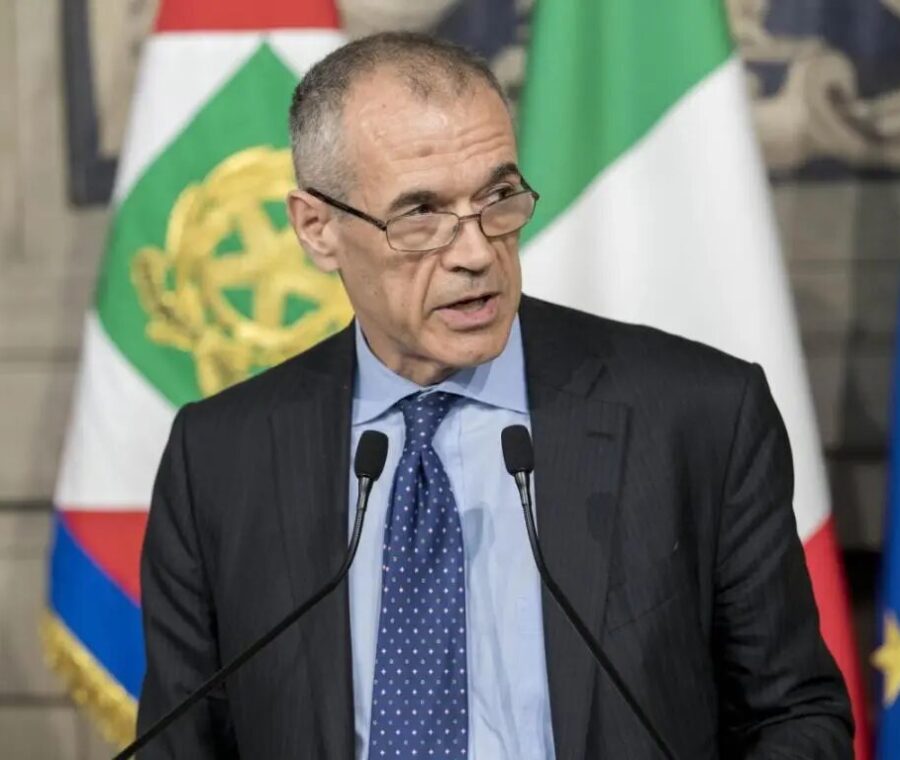 Carlo Cottarelli durante un'intervista