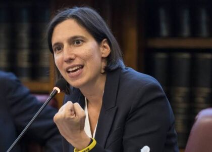 Elly Schlein durante una conferenza stampa