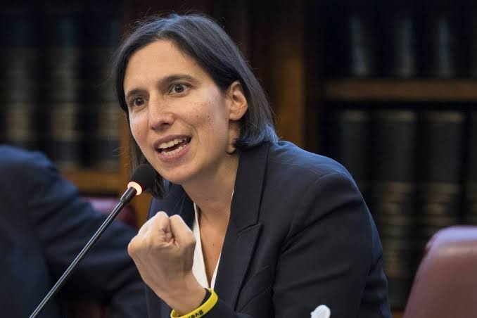 Elly Schlein durante una conferenza stampa