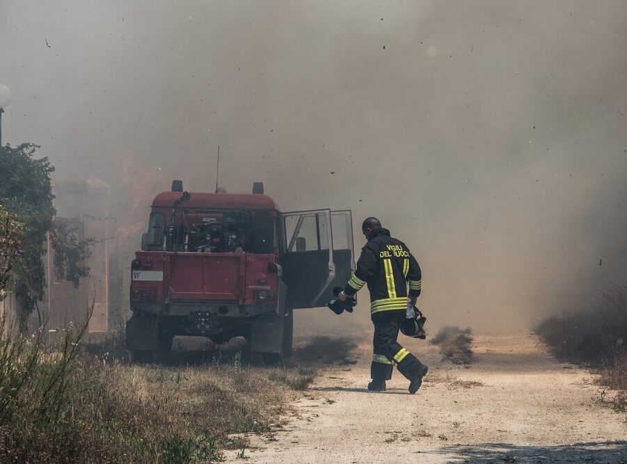 Incendio isola ecologica Novate Milanese