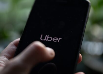 Logo di Uber con sfondo europeo