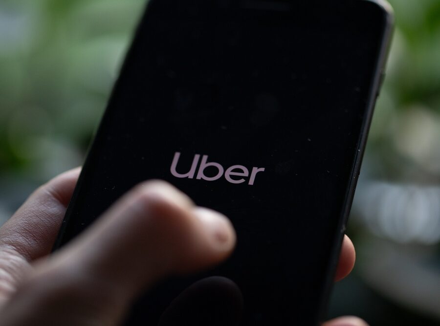 Logo di Uber con sfondo europeo