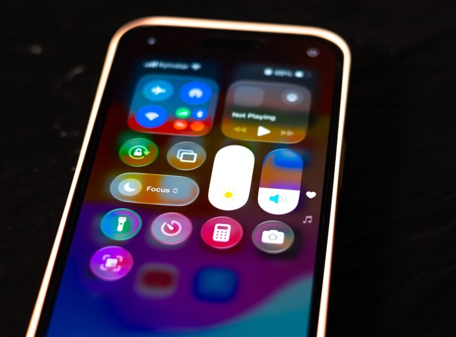 Screenshot di iOS 27 con Siri AI