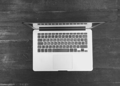 Immagine del nuovo MacBook OLED in fase di test