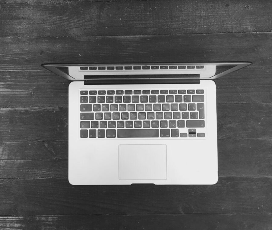 Immagine del nuovo MacBook OLED in fase di test