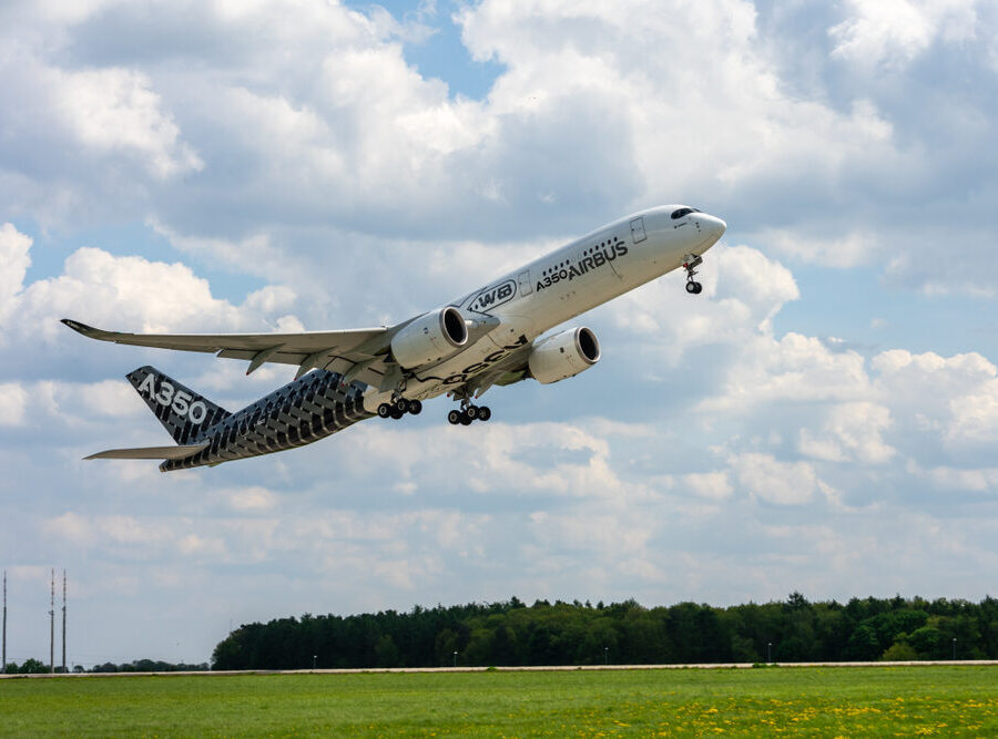 Airbus A350F in volo
