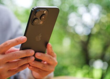 Immagine di un Galaxy Z Fold 8 con animazione iPhone Duo