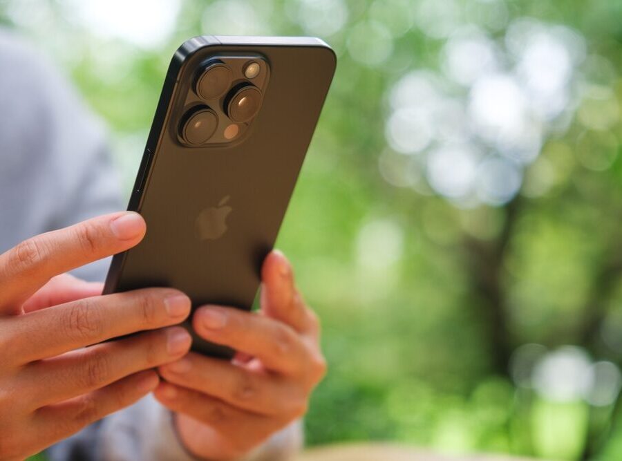 Immagine di un Galaxy Z Fold 8 con animazione iPhone Duo