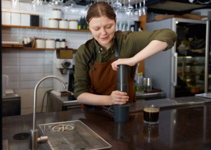 AeroPress Premium Walnut Brewer e macinacaffè manuale