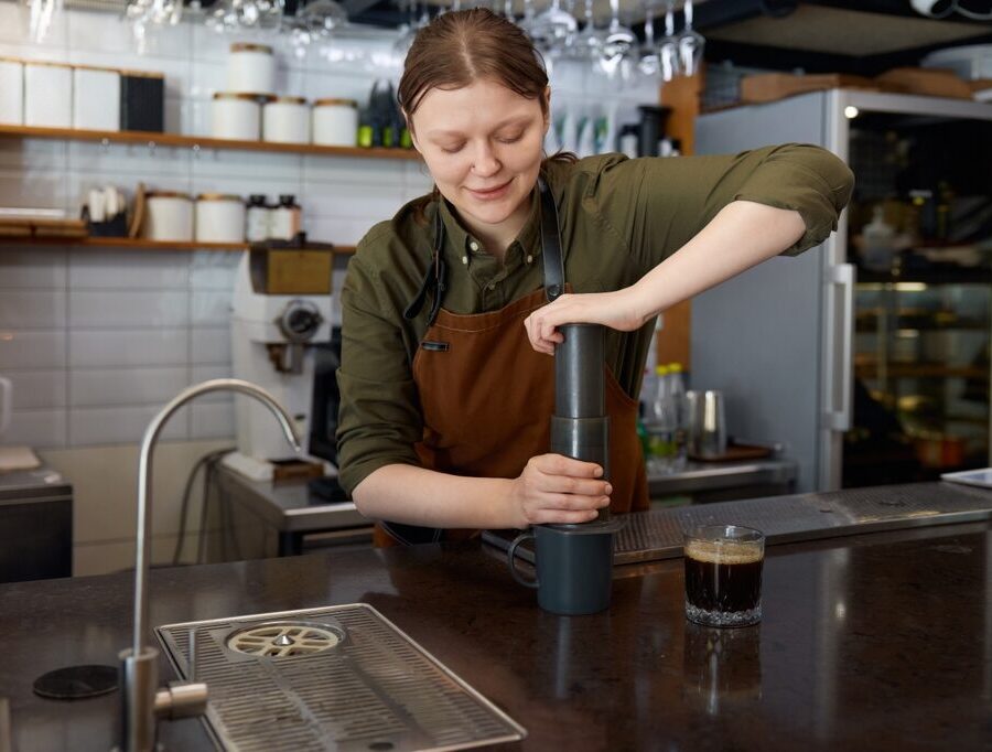 AeroPress Premium Walnut Brewer e macinacaffè manuale