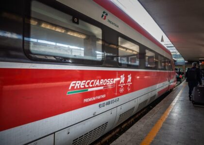 Treno Trenitalia in movimento