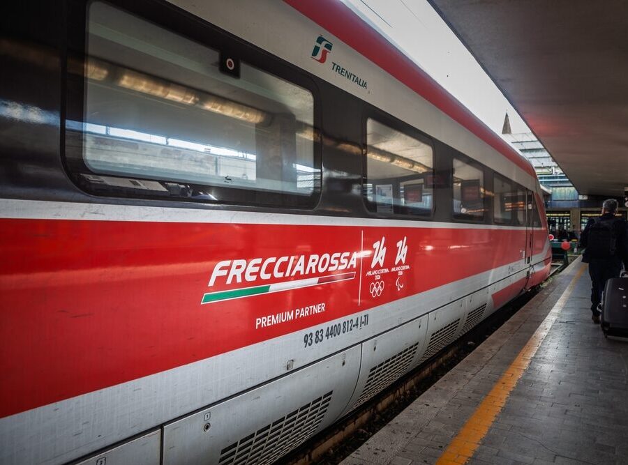 Treno Trenitalia in movimento