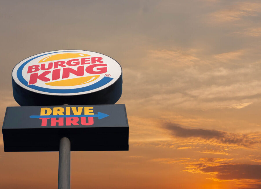 Logo di Burger King con sfondo di hamburger