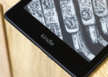 Immagine di un Kindle Paperwhite trasformato in assistente da scrivania