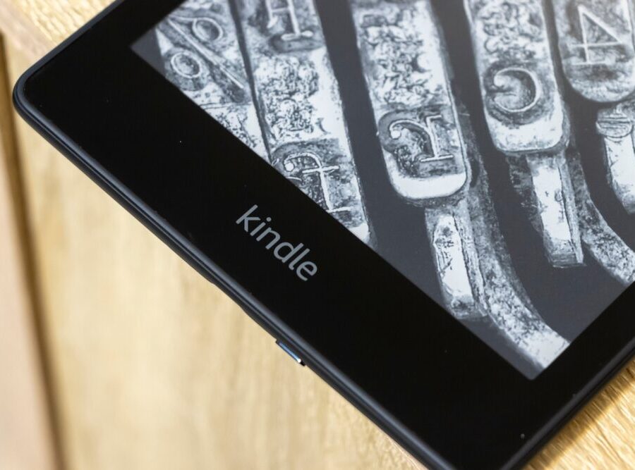 Immagine di un Kindle Paperwhite trasformato in assistente da scrivania